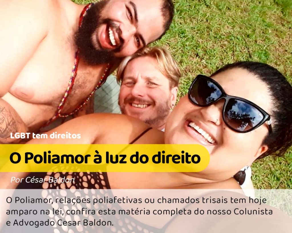 Poliamor: na foto temos o colunista César Baldon ao lado de seu parceiro e parceira, eles sorriem para uma foto ensolarada sobre um gramado. #pracegover