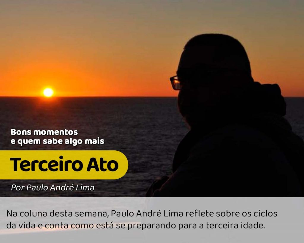 Foto com o colunista Paulo André Lima contemplando o horizonte e o pôr do sol, refletindo sobre a terceiro ato. #paracegover