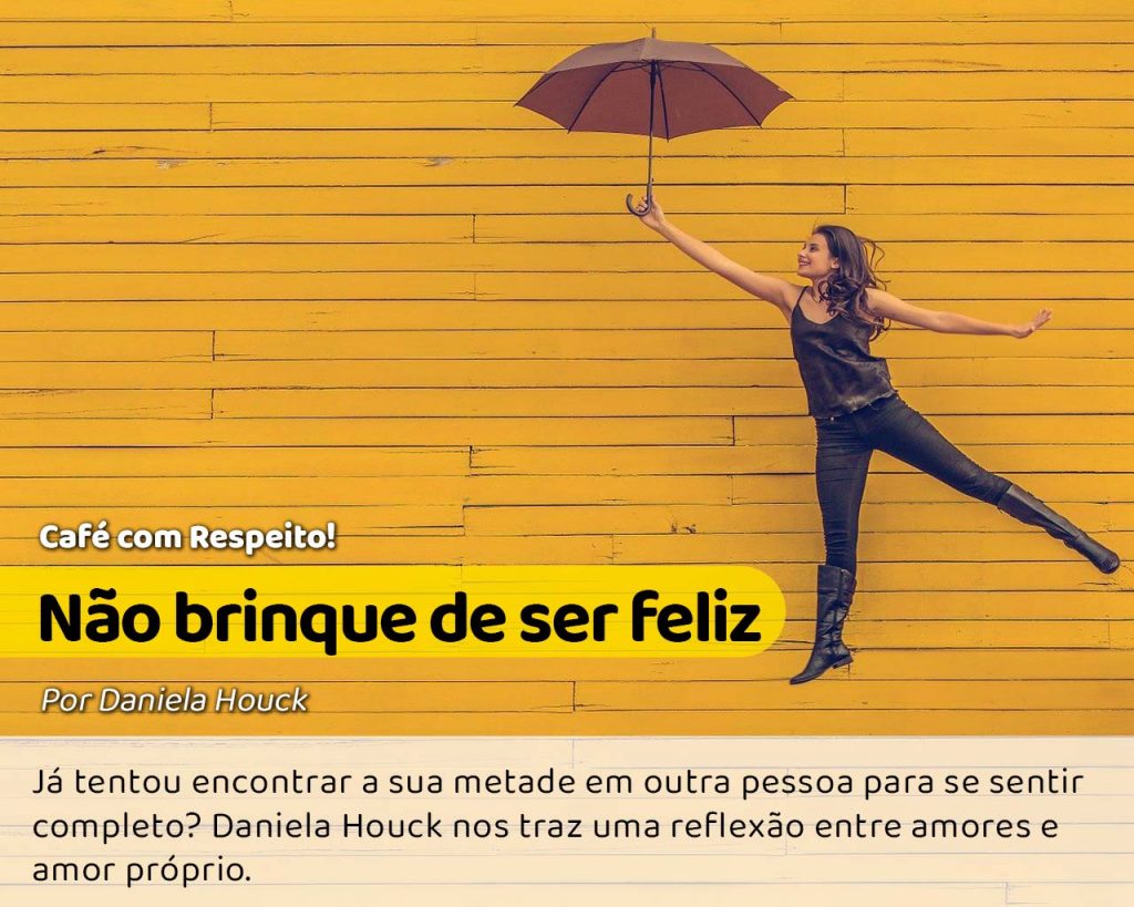 uma mulher feliz e pulando com guarda-chuva na mão. Ela encontrou sua outra metade em si. #pracegover