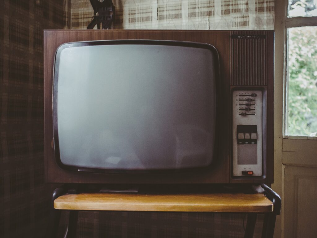 Aparelho de televisão antigo, estilo retrô.